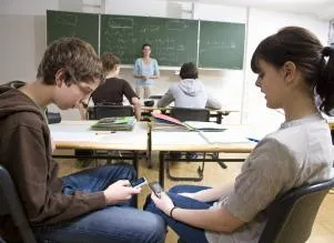 teens distracted by phones in class