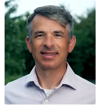 Dana Robertson headshot